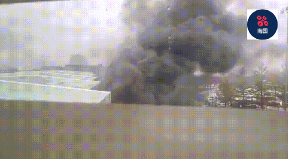 突发！美国海关边境通道遭到炸弹爆炸袭击。当地时间11月22日，从加拿大经尼亚加拉