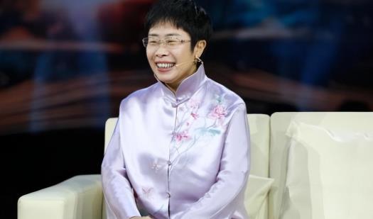 
北大才女48岁人未婚，朱迅问她：“你最想嫁给谁？”她脱口而出三个字，全场观众哄