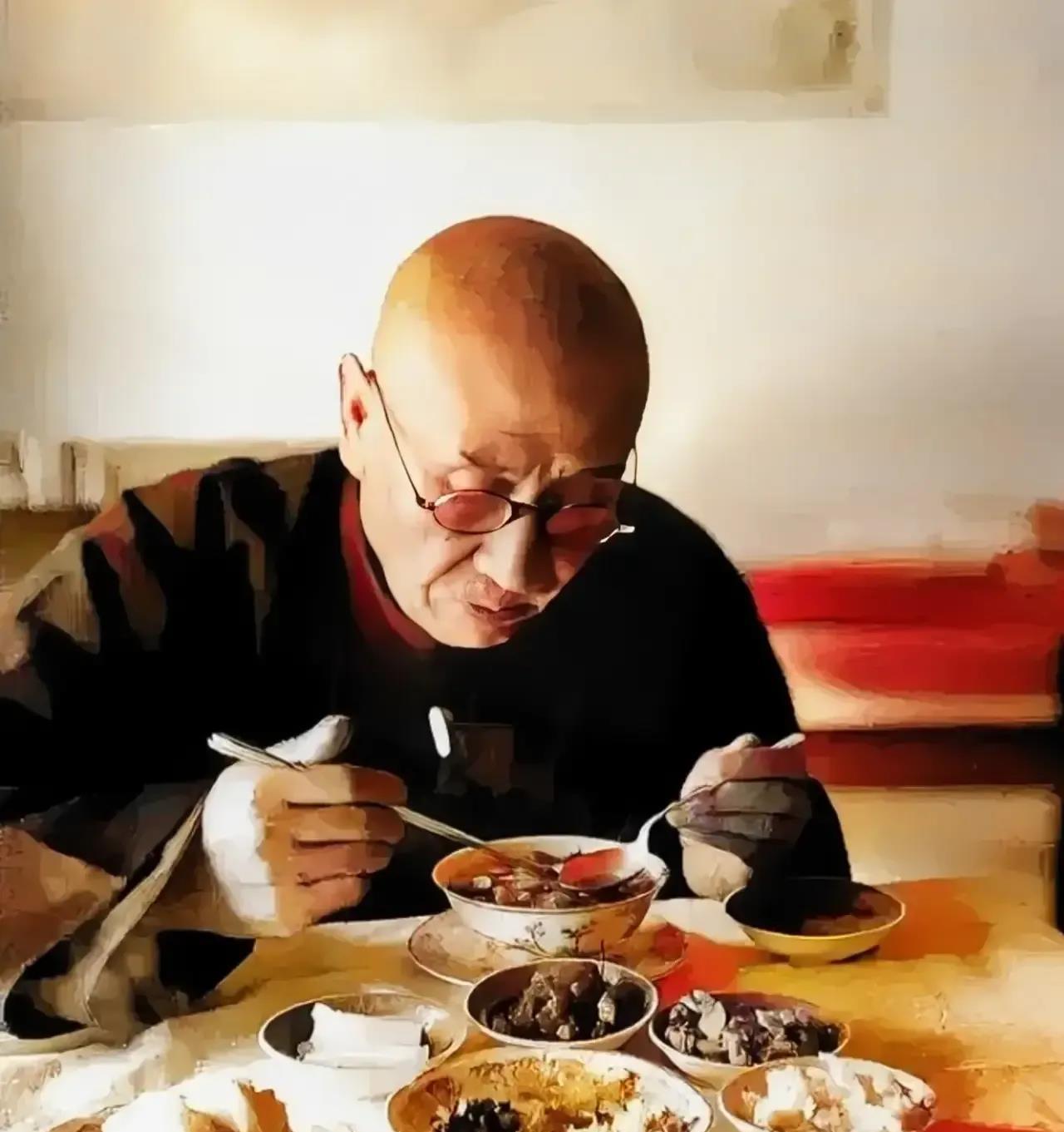 这是1958年，阎锡山吃晚饭的镜头，仔细看我们会发现，桌子上放着几碟小菜、一个馒