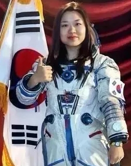 韩国第一位女宇航员李素妍在太空遨游数日后，顺利返回地球。韩国举国欢庆，锣鼓喧天，