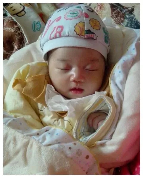 昨天表弟媳妇生了一个男孩，表弟发了一个朋友圈说：喜得龙子，母子平安！
我就在下面