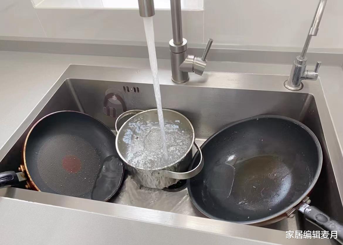 了一半的泡沫碗得放到台面上，经常搞的水流的到处都是，增加清洁麻烦。
