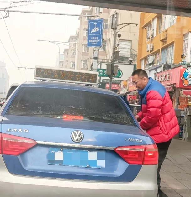 今天在台东步行街这边看到了滑稽的一幕。

从步行街出来了两男两女，其中一个老太太