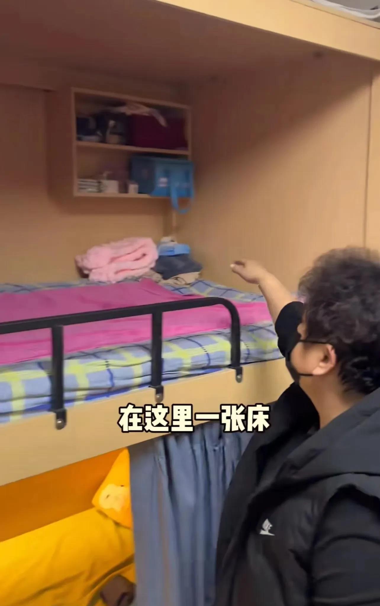 看哭了！西安，男子在儿童医院门口，看到一个女人举着一张牌子，上面写着“如果你看病