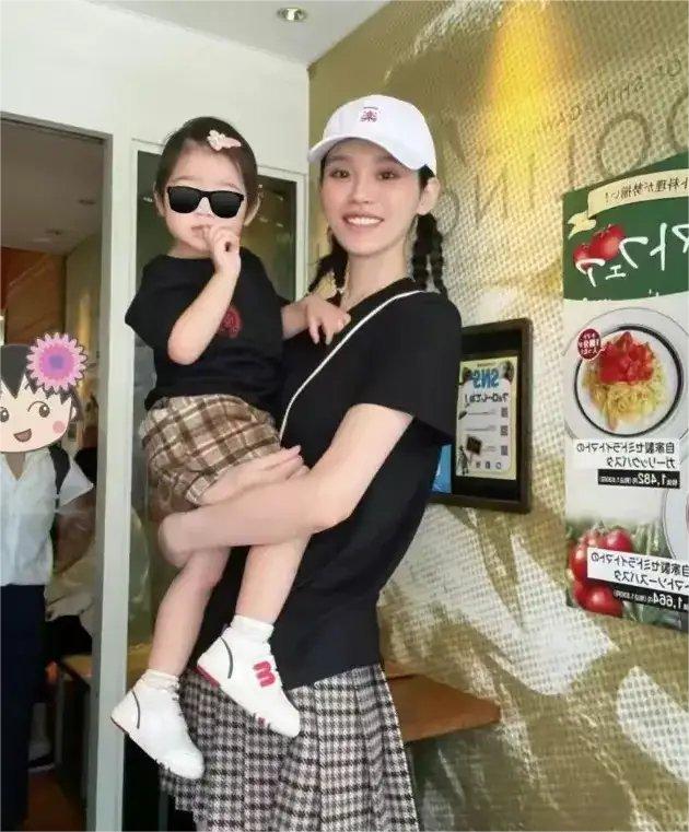 奚梦瑶罕见晒出女儿正脸照，之所以觉得小宝宝更像爸爸一些，是因为孩子的眉毛和爸爸长