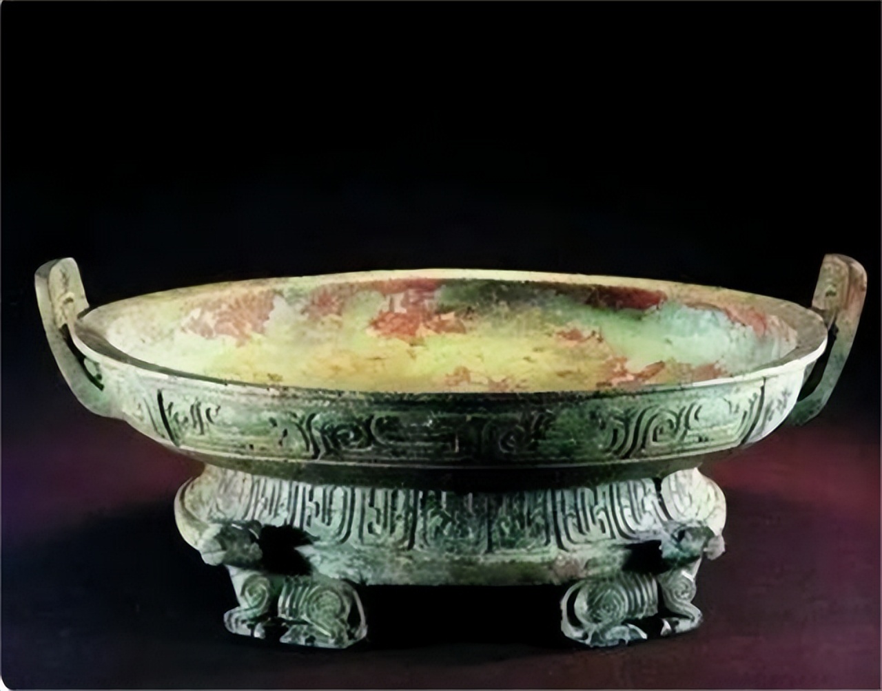 1984年，浙江两兄弟扫墓时，发现父亲墓前有一个脸盆，说来也怪，这个脸盆中央盘着