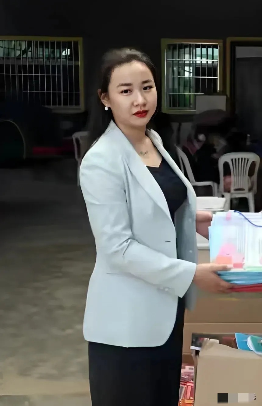 明珍珍的变化真是让人惊叹！可以看出，她的外表和内在有着极大的反差。虽然外表经过了