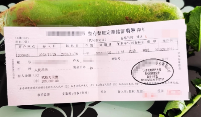 今天刚去银行存了一个大额度，突然感觉有点悲哀，已到中年这是我全部的家当。
我和娃