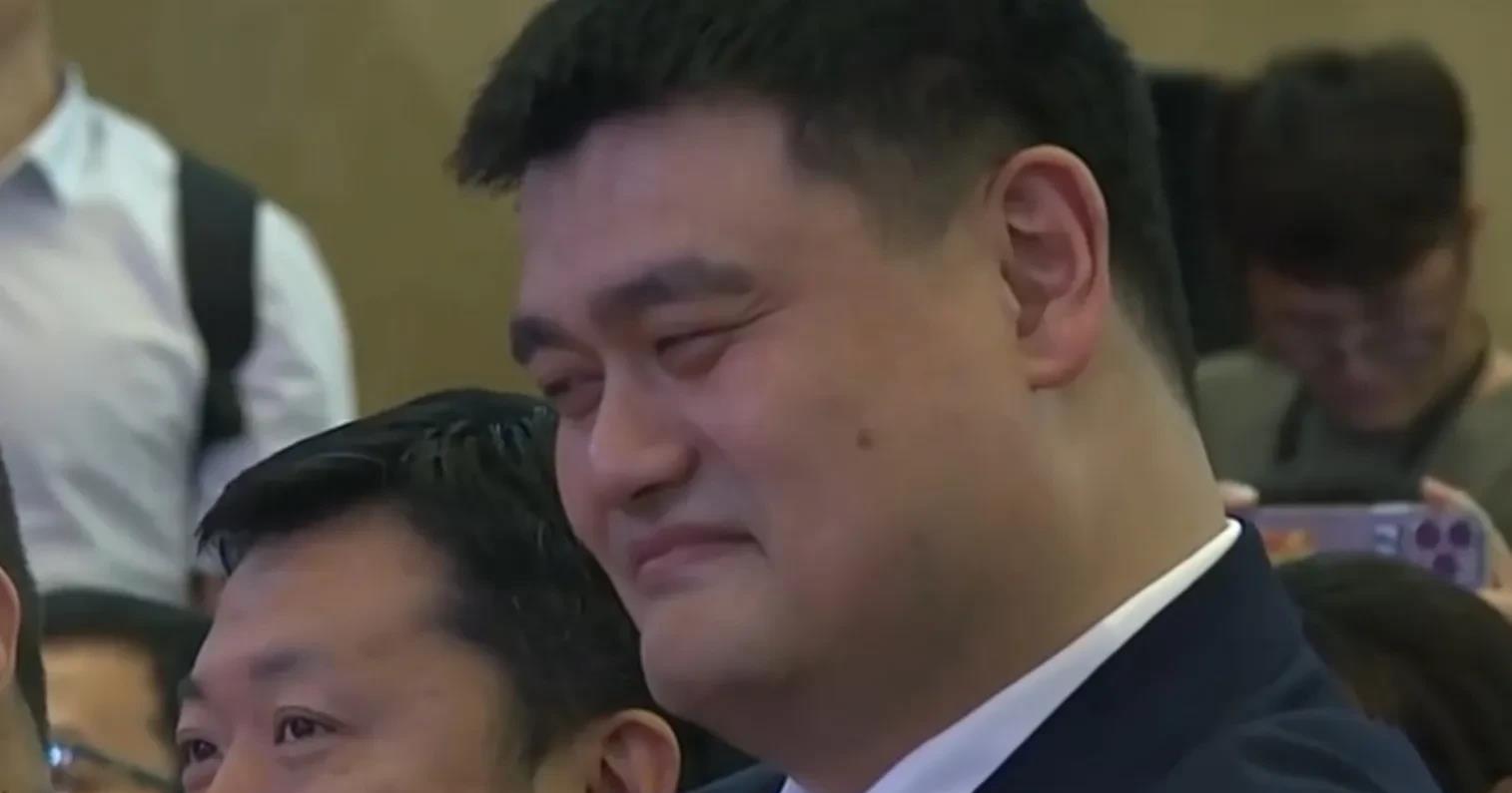 9月15号退役仪式上，一贯内向沉闷的阿联，说了这4个有趣的段子:

1，对篮协主