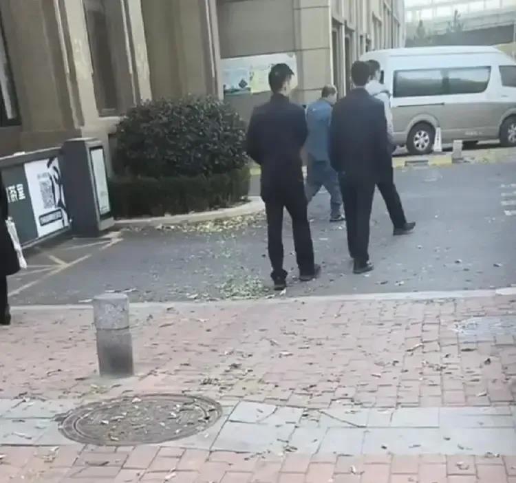 青岛捅死外卖小哥的保安大叔悔恨无比一夜秃头，图片里警察包围的蓝衣服大叔就是杀害外