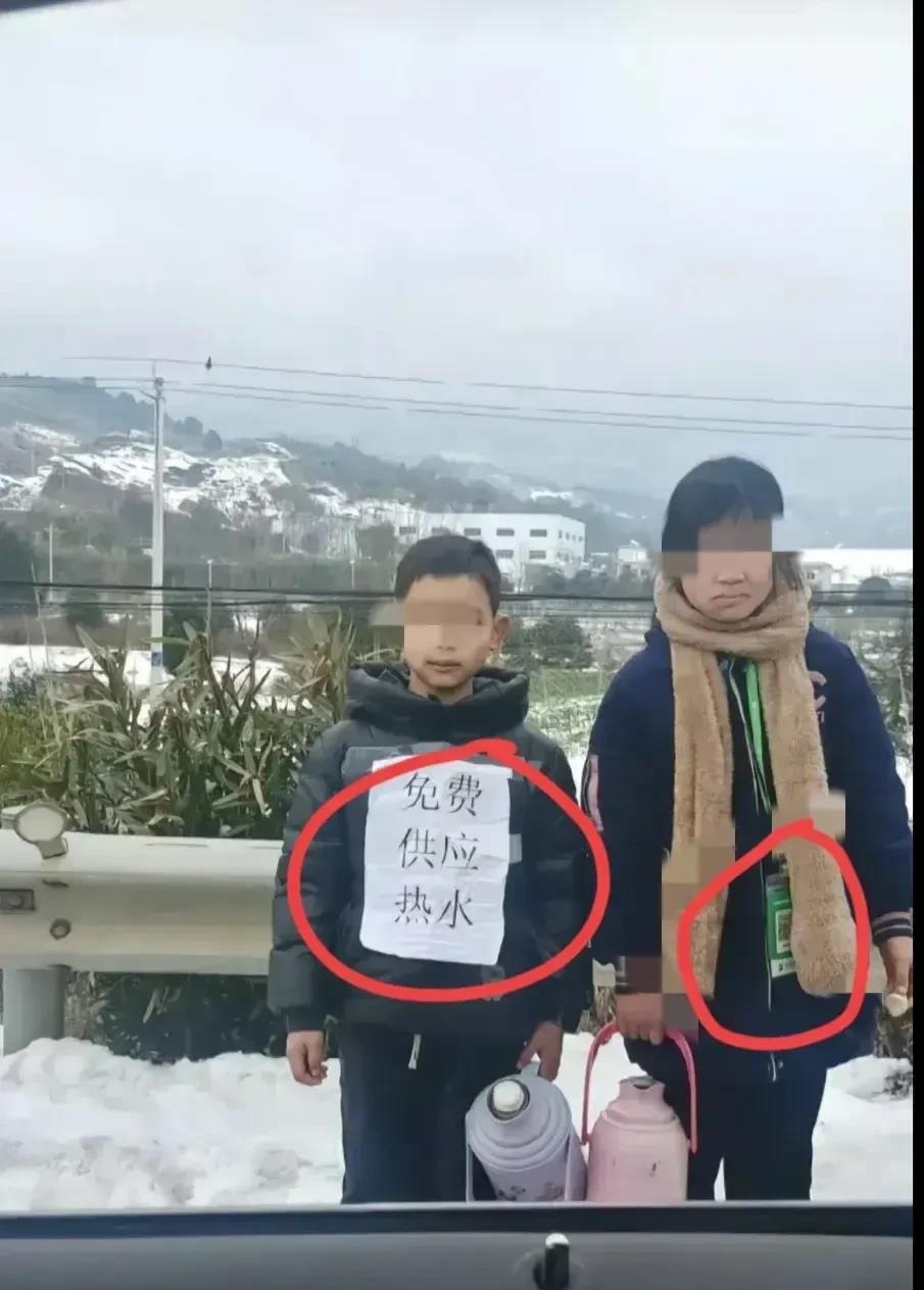 免费供应热水，泡面10块钱一桶！趁着暴雪堵路，沿线农民把生意做到高速上，有人觉得