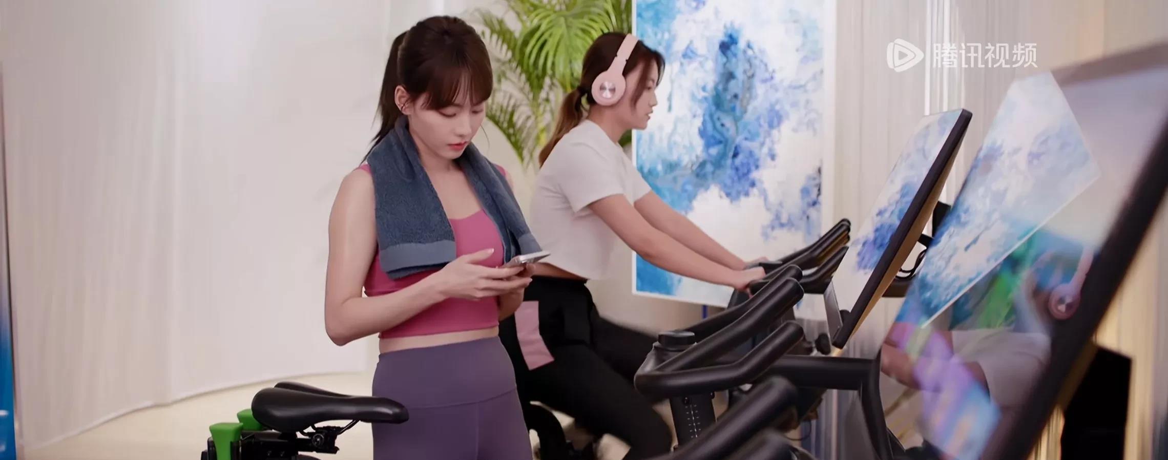 张嘉倪身高不到160吧，新剧任何女配都比她个子高，更别说170的张小斐了。张嘉倪