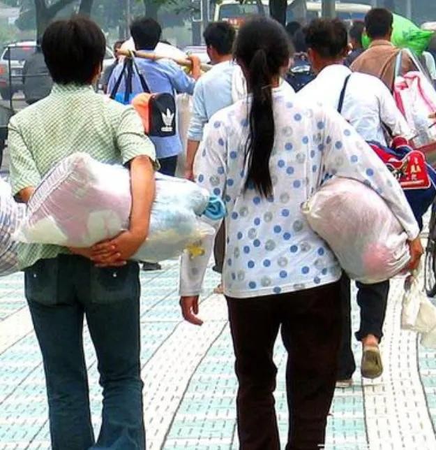 近期困扰着我，在夜晚前往工地厕所时，偶然目睹存放材料的小房间内，一名年轻的工人与