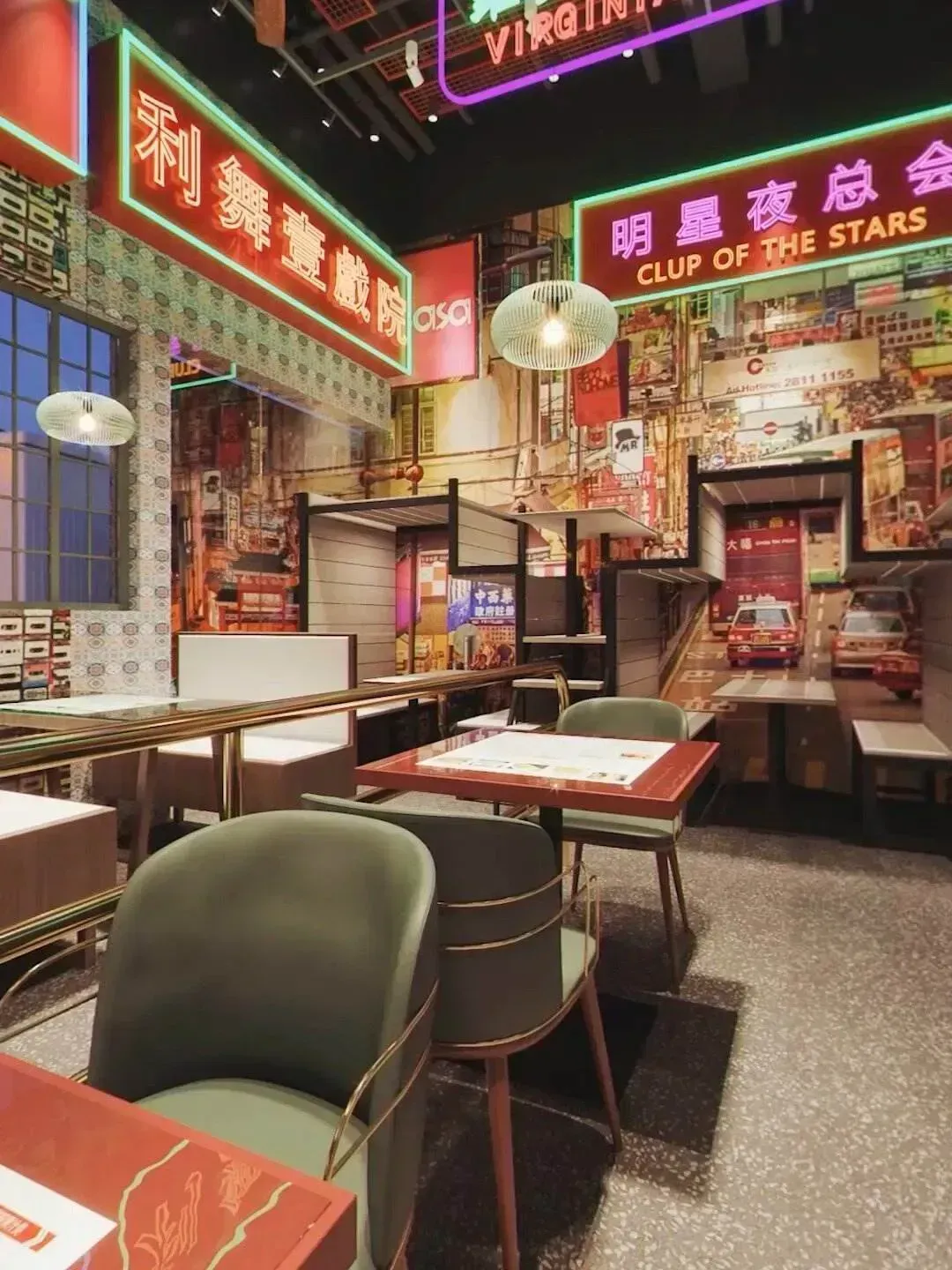 在香港：一天吃饭需要180元左右

在北京：一天吃饭需要80元左右

在南京：一