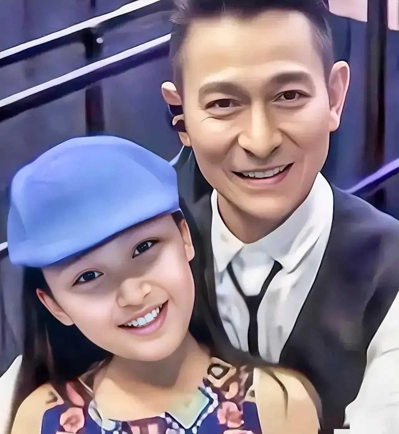 刘德华与女儿惊艳登场，令人惊叹基因的力量！两人相貌惊人相似，父女情深溢于言表。女