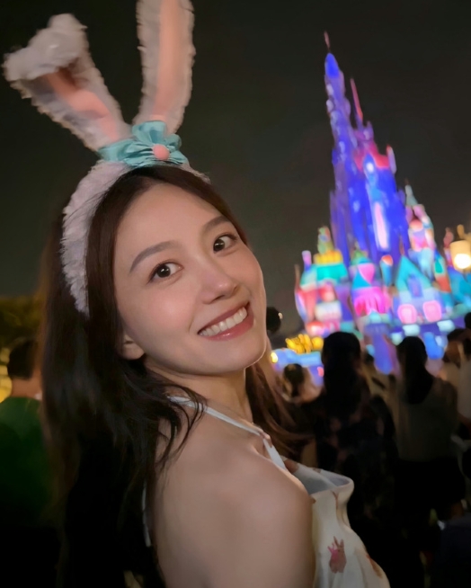 她的笑容能温暖所有男人 ​​​