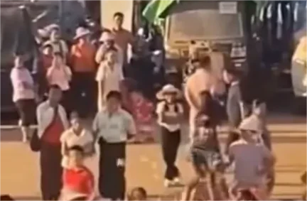 被移交回国的电诈人员，在途中向车外疯狂撒钱！引起路人疯抢。
他们为什么要撒钱？