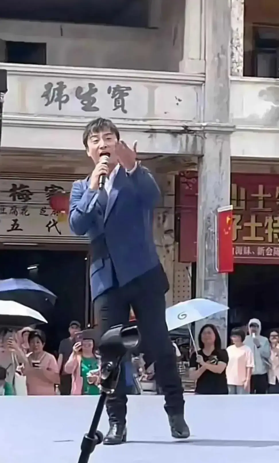 曾经风靡全国的巨星，如今为了温饱只得在这个小镇上商演