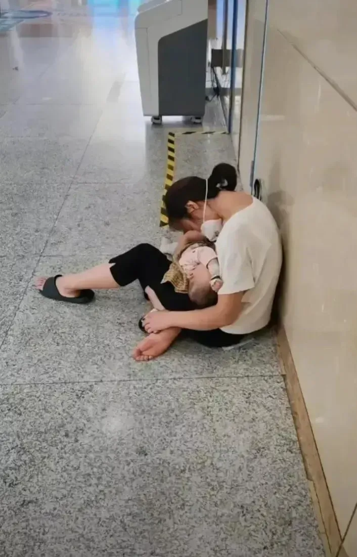 在看网上看了一个照片，说是凌晨在德州医院拍摄的。看完我突然无语了，看了一会我朝自