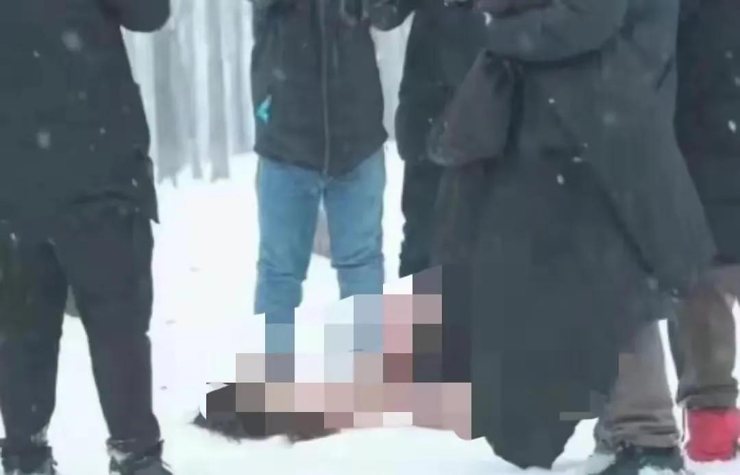 让人气愤！所谓的女子裸体冻亡事件，竟是40名摄影师每人花1500块拍摄的一场闹剧