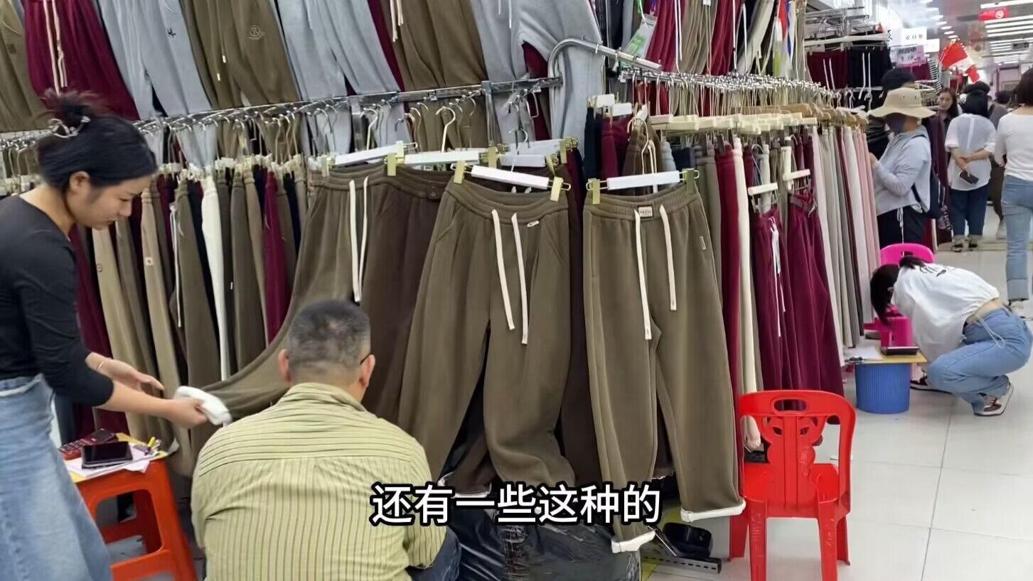 看下广州服装市场秋冬休闲裤，款式颜色多都是加绒款，百搭有垂感