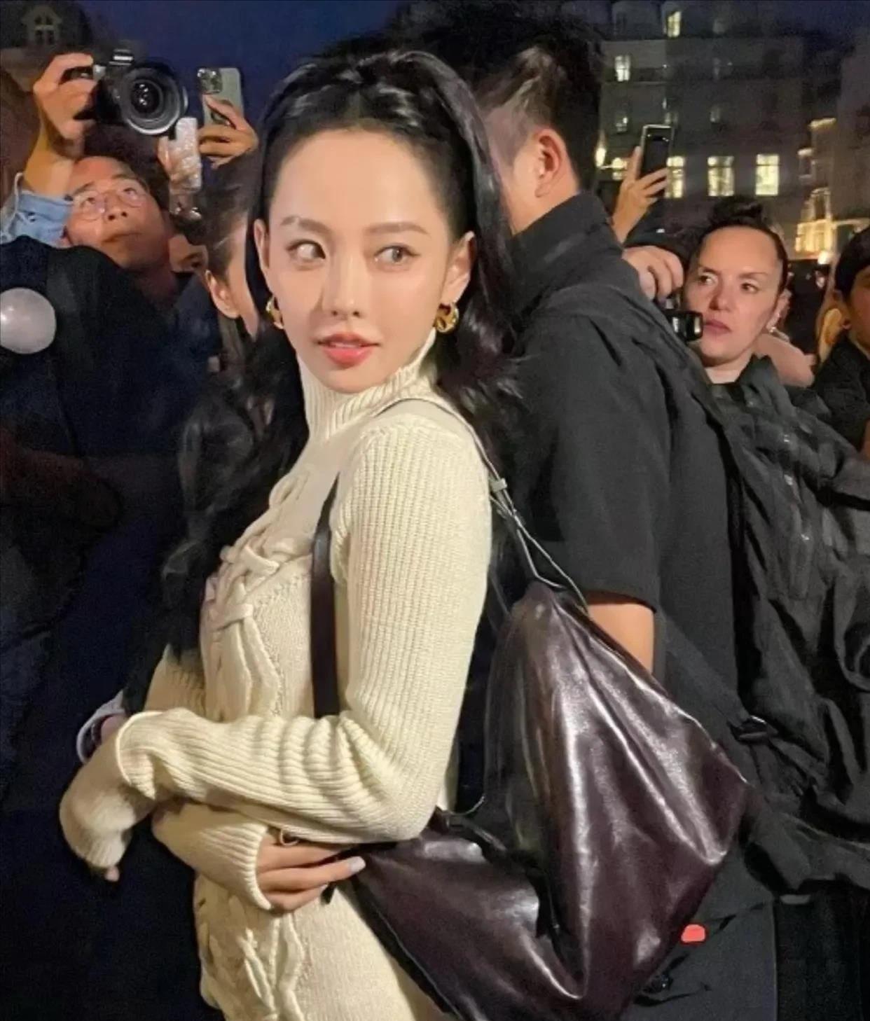 张嘉倪离婚后一手烂牌打成王炸，因疯马秀事件把王炸打成了封杀！
明明离婚后走事业人