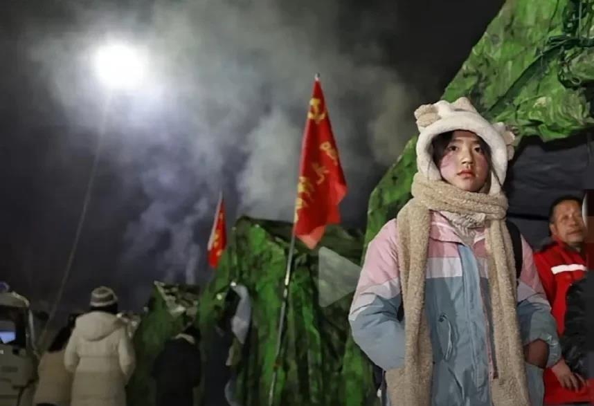 甘肃地震灾区一组组照片给人的思考：
    照片中孩子们无论是在临时搭建的帐篷前