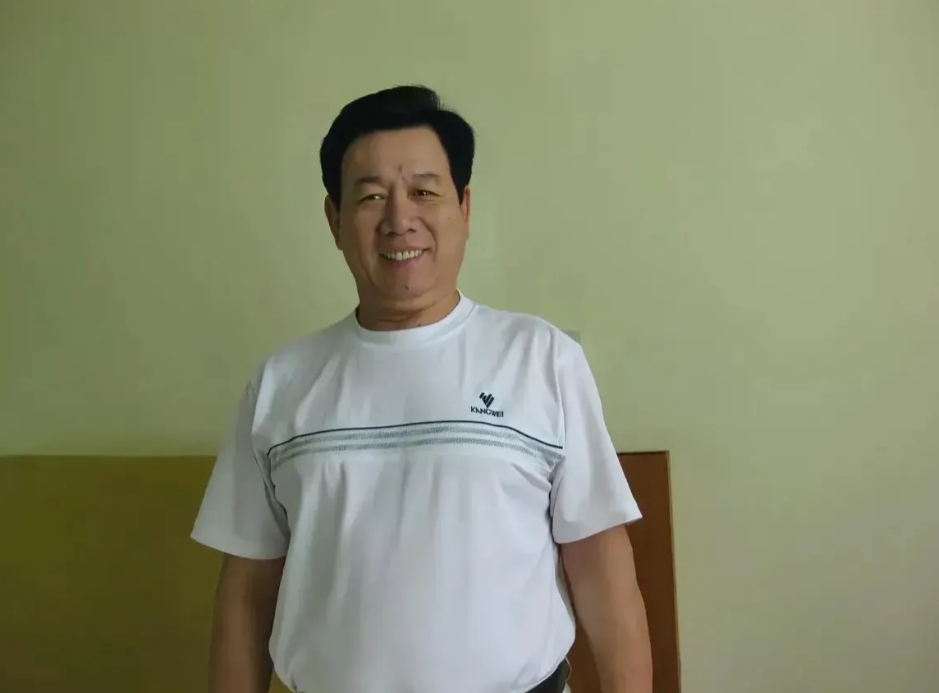 我丈夫的二哥，61年出生，去年刚退休。他的退休金有4000多元，但退休后整天无所