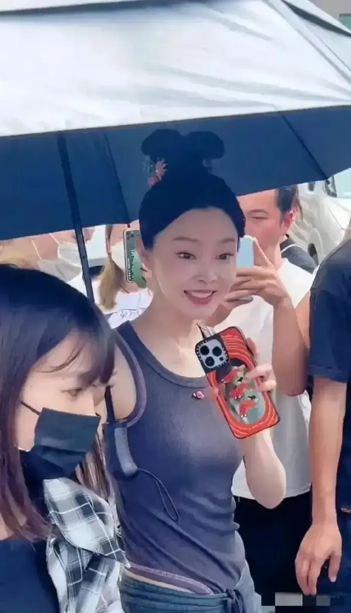 宋轶这衣，不方便上厕所吧？还是底部有扣子可以解开吧