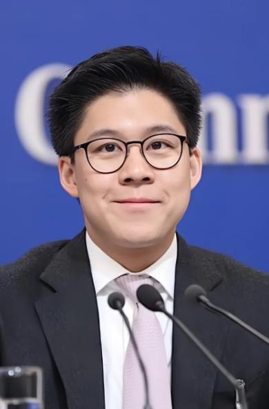 有人问:国家为什么赋予霍氏家族这么高的地位？

要解答这一问题，我只要讲一个故事