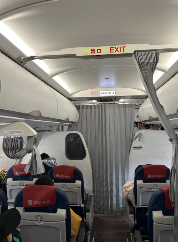 今天座飞机回家。坐的是空客A320，这架飞机沒有头等舱和商务舱，在登机口花了一百