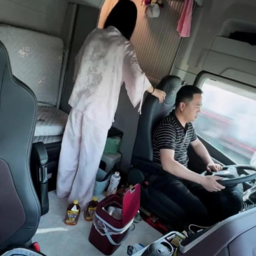 据说开长途大货车的，都要租个女司机换班，日夜无休，是吗？