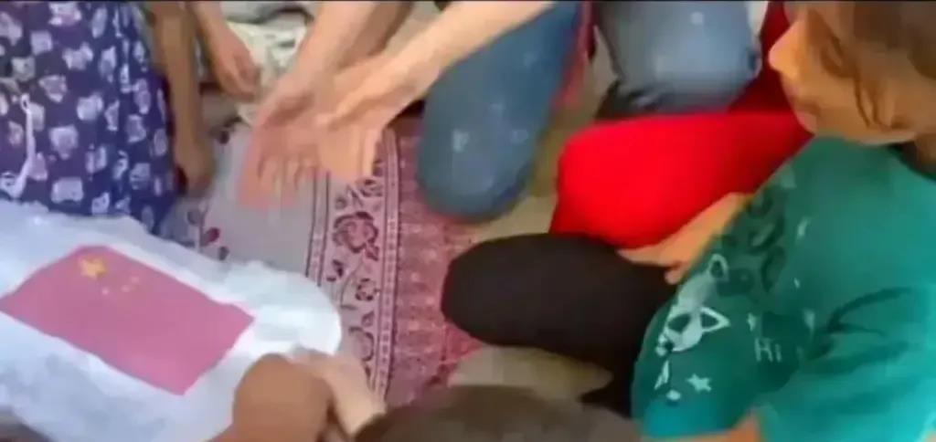 看到了吗？
中国的援助物资已经被送到了加沙民众手里，孩子们已经迫不及待地打开自热