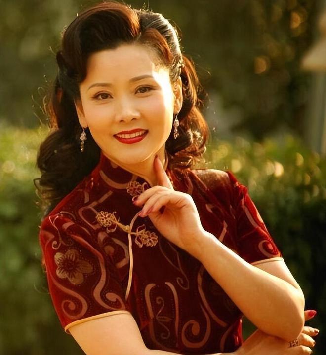 演员，何赛飞说，年轻的时候，我在小百花越剧团，几个姑娘在河边洗衣服，有人就捅我说