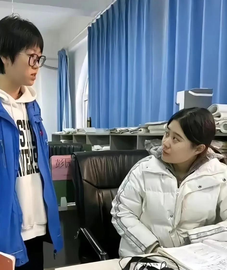
解清帅女朋友照片曝光，长得中规中矩，穿着朴朴实实，一看就是贤妻良母相。

