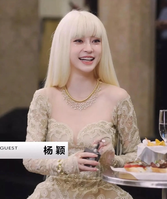 杨颖疯狂自救，在国外各种试水，杂志也拍了，活动也参加了，但效果似乎并不理想。她连