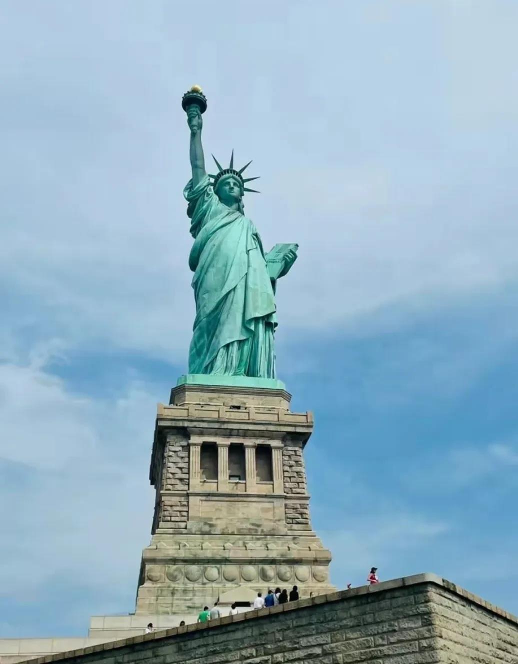 有人说邓小平在美国访问时曾说过“跟着美国混的都富起来了”，我觉得这样没水平的话不