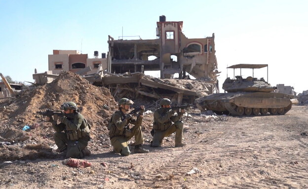 看下图，以军的宣传摆拍照片。
图片配文字说明：“这是我们净化加沙的唯一方法，这是