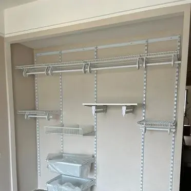 看到这个，你还会担心金属衣架不够结实吗？

家里的橱柜做的是内嵌式的，主要是毛坯