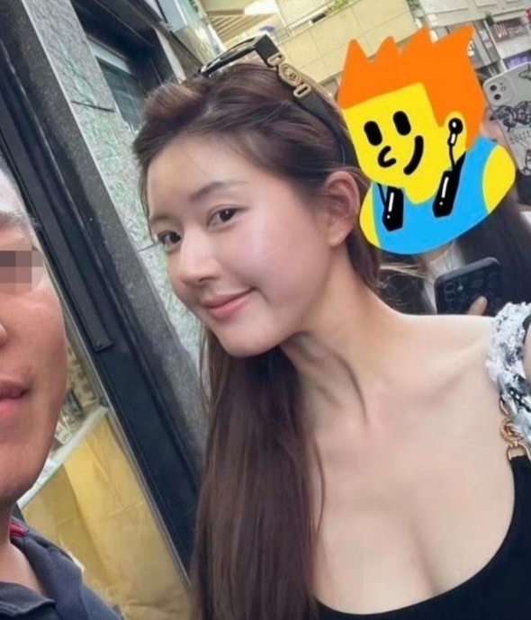 路人镜头下的赵露思，年轻可爱，清新甜美，即使素颜也美得那么精致，无可挑剔。观众缘