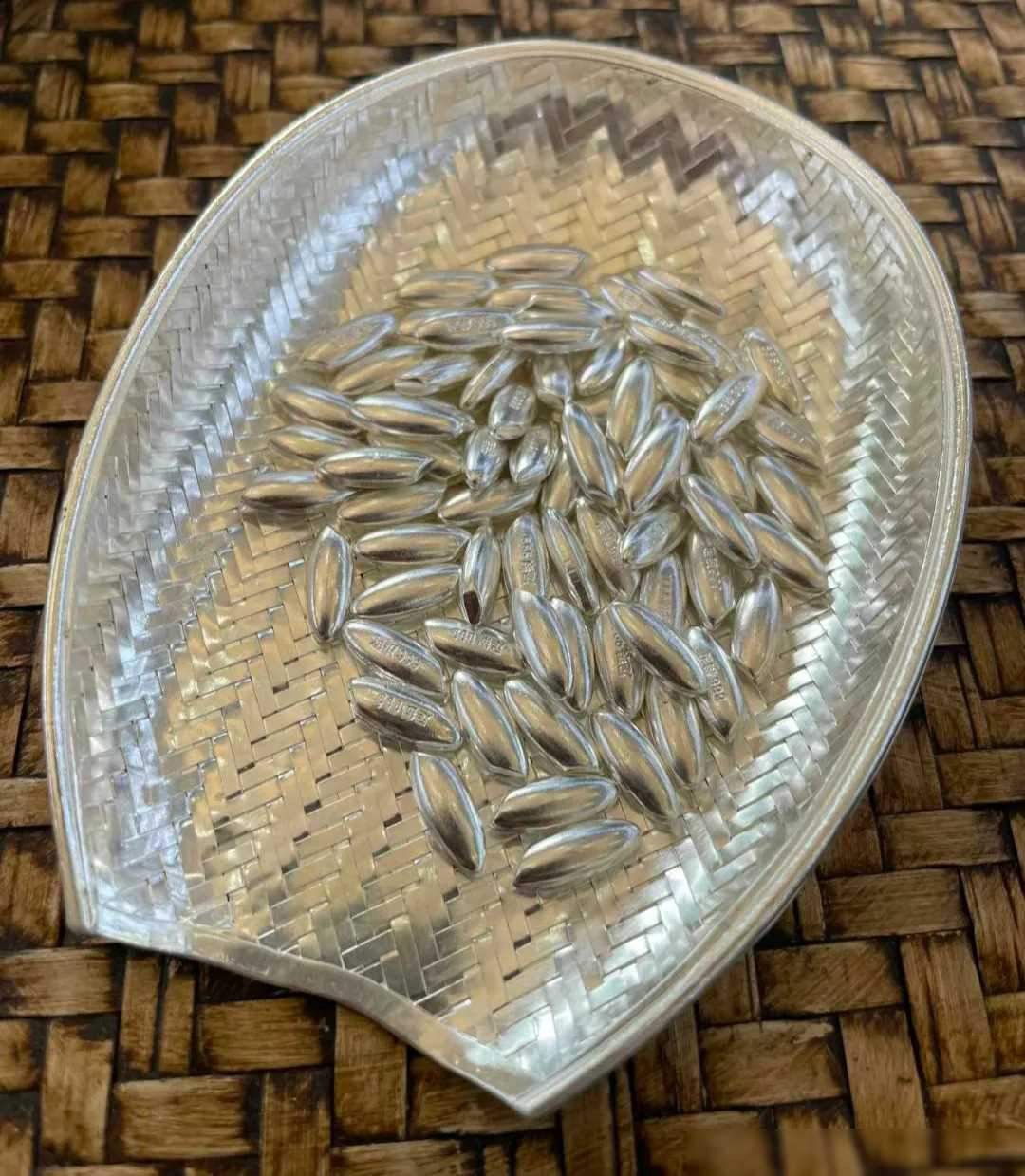 家中老屋即将拆毁，今日归家准备整理时，竟从祖母床下寻得此物。包裹严密，且蒙上布料