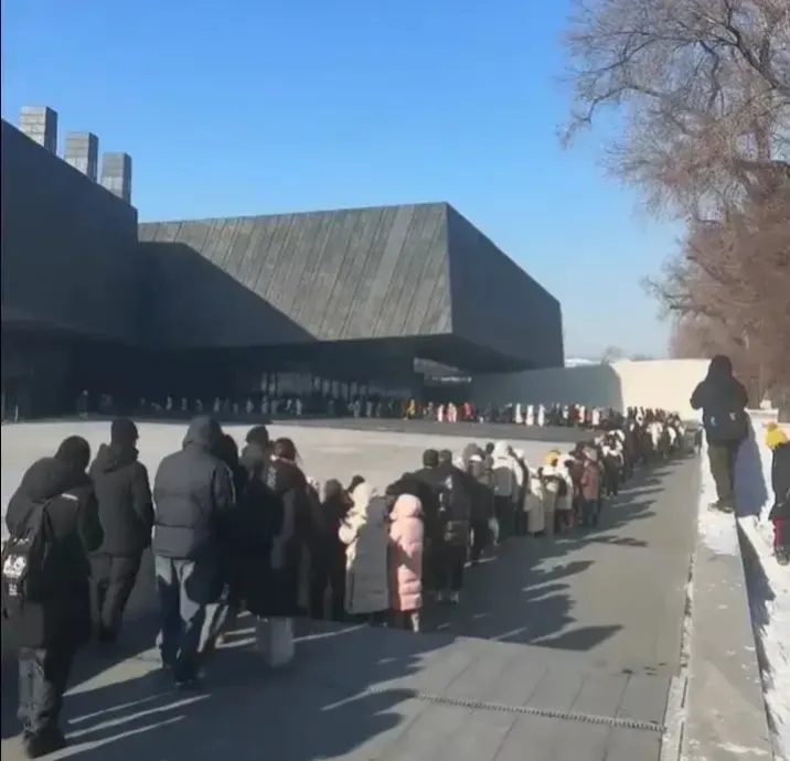 小日子做梦也没有想到，这次火遍大江南北哈尔滨之旅突然“变味儿”了，他不单单是旅游