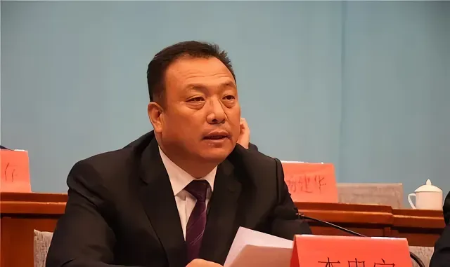 我对李贵富书记的做法十分不理解！身为一个县委书记、一个地级市的人大副主任，副厅级