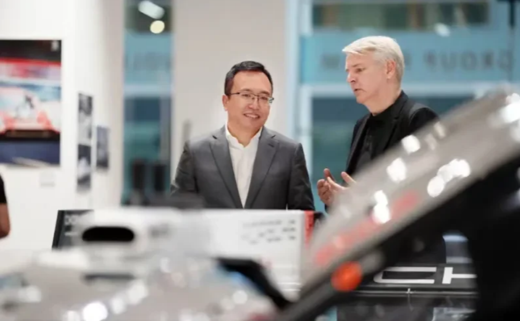 近日，荣耀CEO赵明与保时捷高管的合照曝光，官宣了两大品牌的合作。这一消息立即引