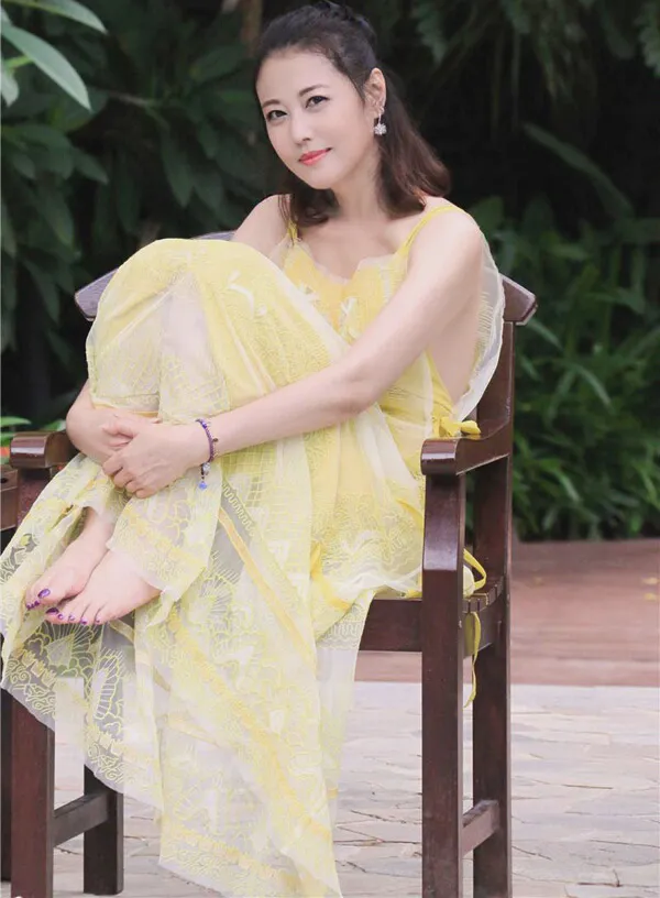 周海媚老师，经历了5段感情，一场婚姻：

第1任：吕良伟，演员、剪辑师，感情期间