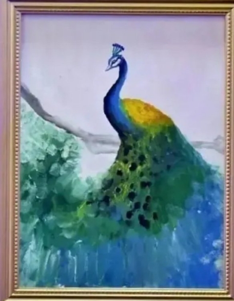左边是李湘女儿的画，卖了12万，色彩绚烂，线条流畅，但很像小学生的水彩作品，有明