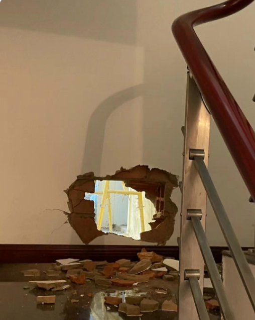 邻居想占用通风井，把我家墙敲了，真的让人无语！

最近发生了一件让人非常生气的事