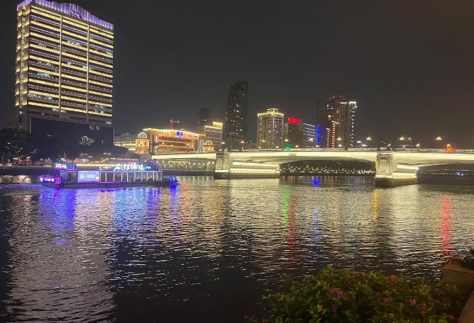 发现没有，
相亲就是，媒人给男生一个手机号，
而男生硬着头皮聊。
发给女生的信息