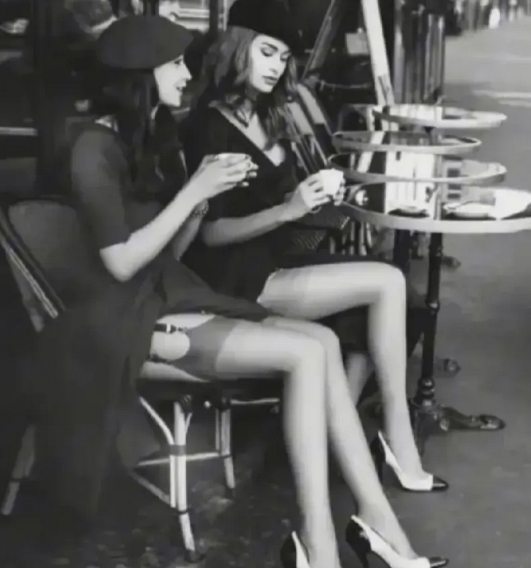 1965年，法国巴黎街头两名时尚漂亮的长腿女郎，自然的美才是最美。