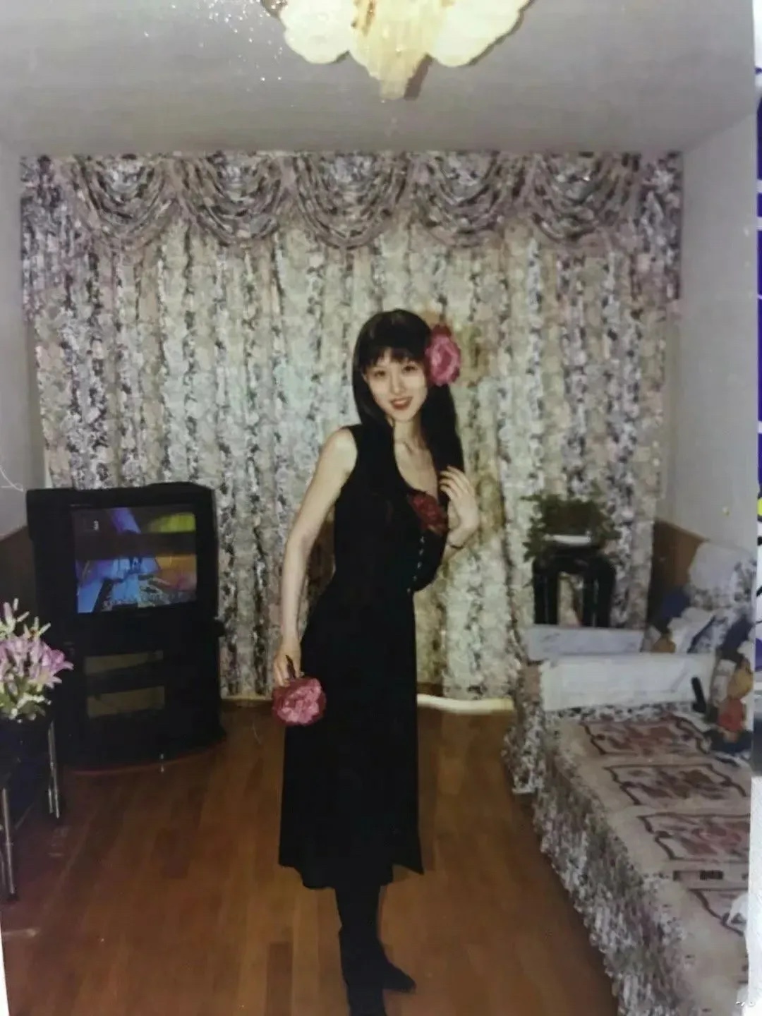 1994年，单位分了一套三房，我开心极了。我和老公都是市化肥厂的职工，我在财务室